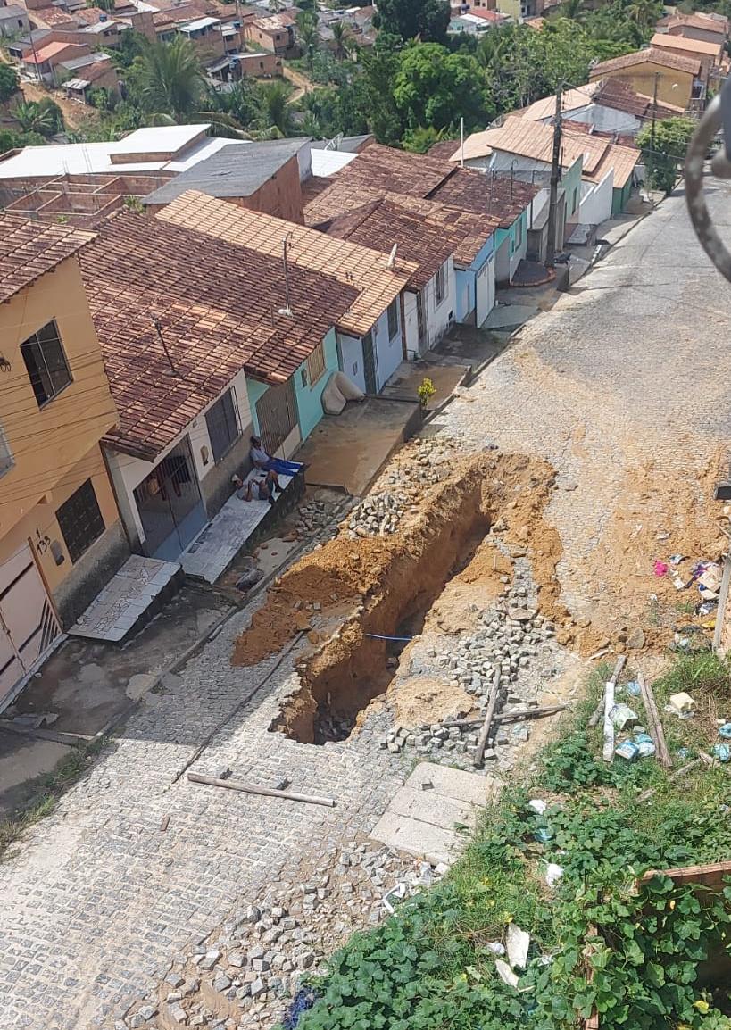 Após cobrança no “Itamaraju Urgente”, secretário de obras autoriza manutenção em cratera no Bairro de Fátima Após cobrança no “Itamaraju Urgente”, secretário de obras autoriza manutenção em cratera no Bairro de Fátima