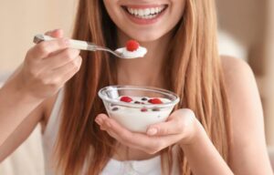 Saiba qual é o iogurte mais proteico para incorporar na dieta