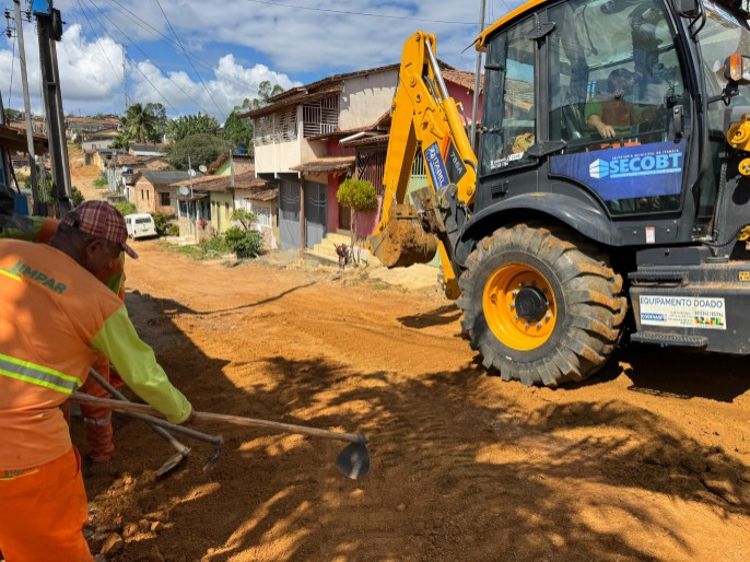 Montinho recebe mutirão de serviços com patrolamento, cascalhamento, limpeza e iluminação