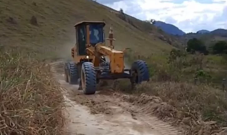 Prefeitura de Guaratinga realiza melhorias em mais de 23 km de estradas no Córrego do Ouro
