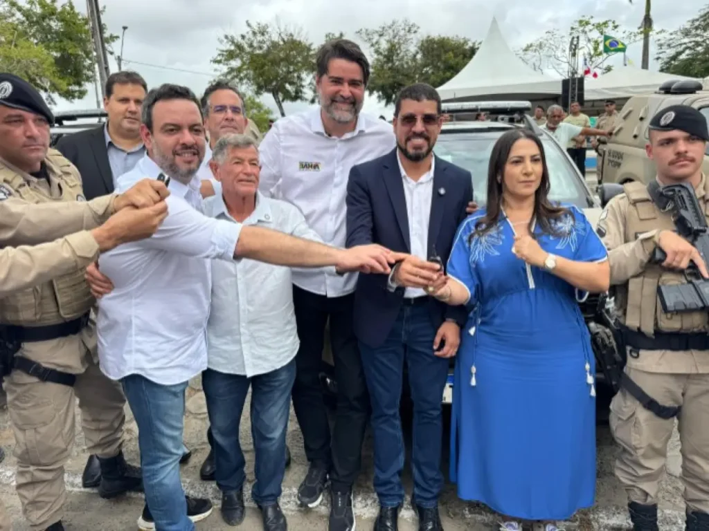 Prefeito Ricardo Flauzino recebe nova viatura da Polícia Militar para reforçar a segurança pública