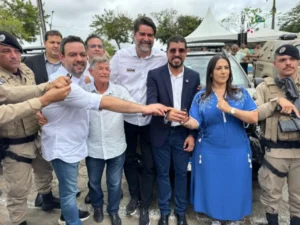 Prefeito Ricardo Flauzino recebe nova viatura da Polícia Militar para reforçar a segurança pública