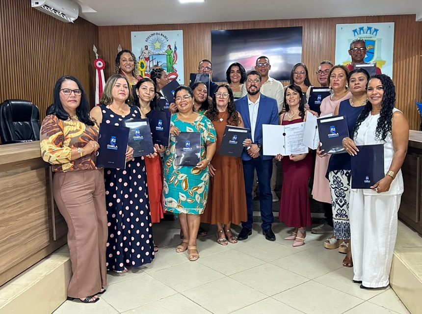 Em ato histórico, prefeito Ricardo Flauzino assina enquadramento de 18 professores da rede municipal