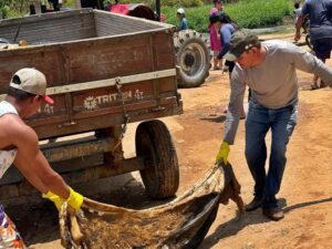 Prefeito de Vereda (BA), Manrick Teixeira, participa de mutirão de limpeza do Rio do Sul ao lado da comunidade.