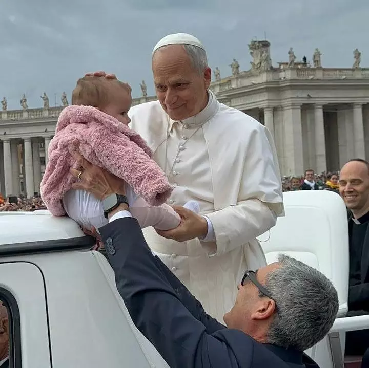 Bebê de Eunápolis recebe bênção do Papa Leão XIV durante audiência no Vaticano