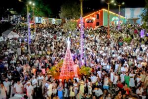 Chiclete com Banana anima a virada e reúne milhares na Passarela da Cultura, em Porto Seguro