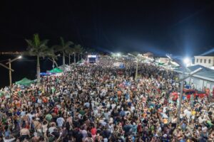 Porto Seguro reúne mais de 120 mil pessoas no maior encontro de trios elétricos de sua história