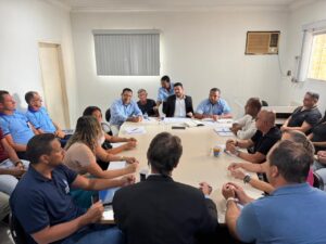 Em 1ª reunião de 2026, prefeito Ricardo Flauzino cobra empenho do secretariado e anuncia novo ciclo de obras
