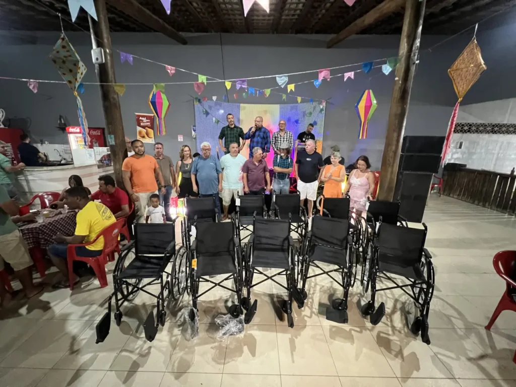 Em lançamento do Forrómatismo 2026, organização entrega 10 cadeiras de rodas a instituições