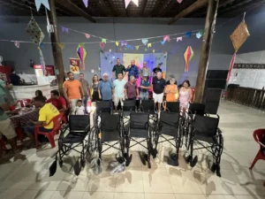 Em lançamento do Forrómatismo 2026, organização entrega 10 cadeiras de rodas a instituições