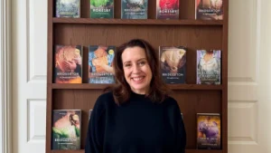 Autora de Bridgerton participará da Bienal do Livro Bahia