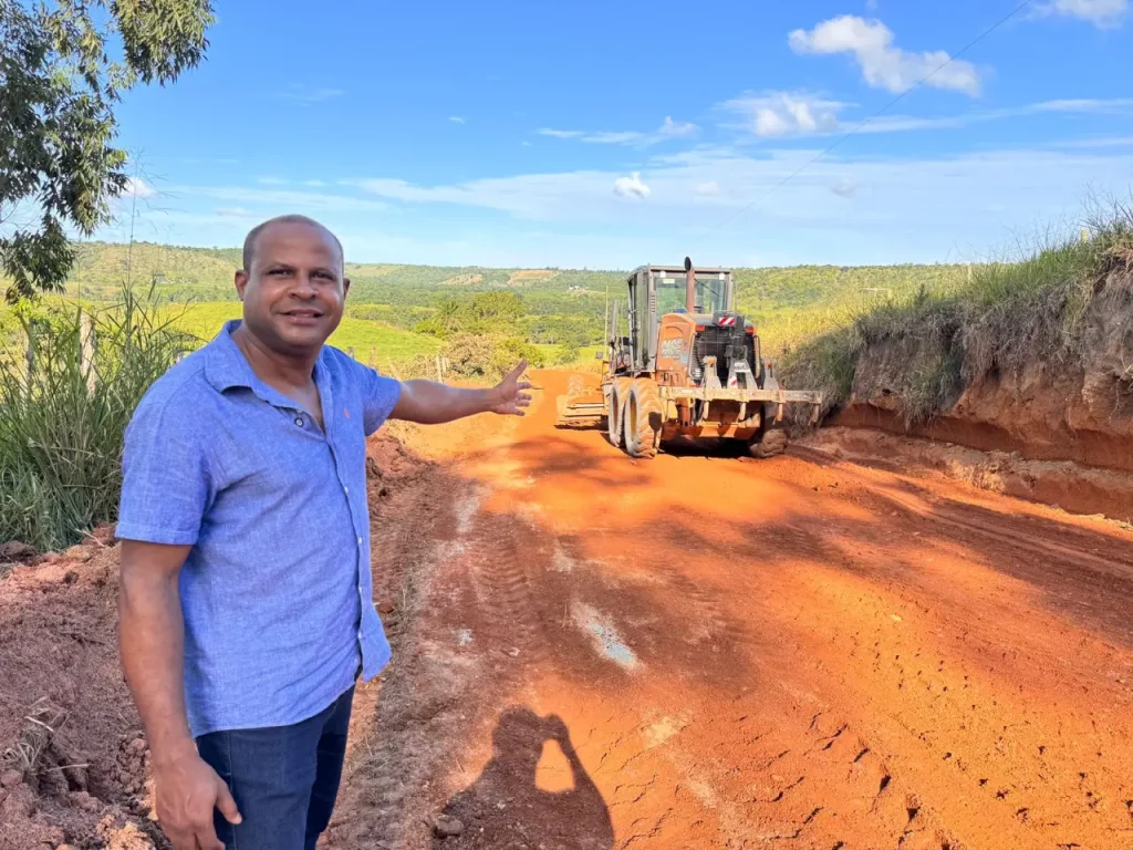Prefeitura avança com patrolamento e cascalhamento de estrada vicinal entre Itabela e o distrito de Queimado