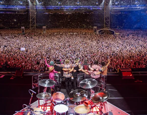 Guns N’ Roses lota a Arena Fonte Nova e leva multidão ao delírio em Salvador