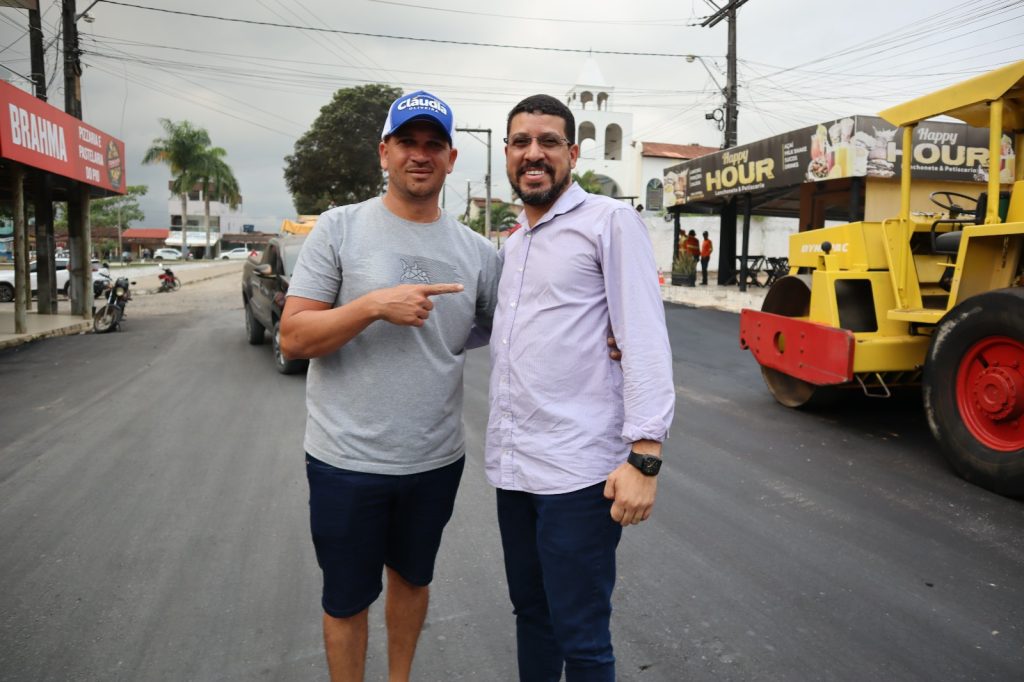 Prefeito Flauzino acompanha pavimentação asfáltica em Monte Pascoal e comemora realização de antigo sonho dos moradores