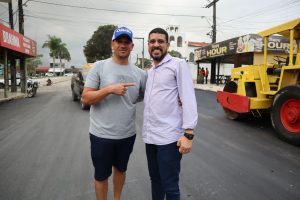 Prefeito Flauzino acompanha pavimentação asfáltica em Monte Pascoal e comemora realização de antigo sonho dos moradores